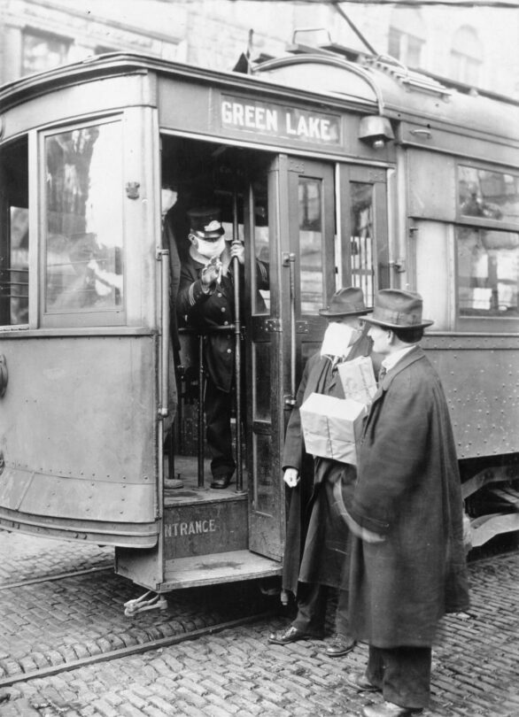 Seattle, rok 1918: Muž bez roušky není vpuštěn do tramvaje. 