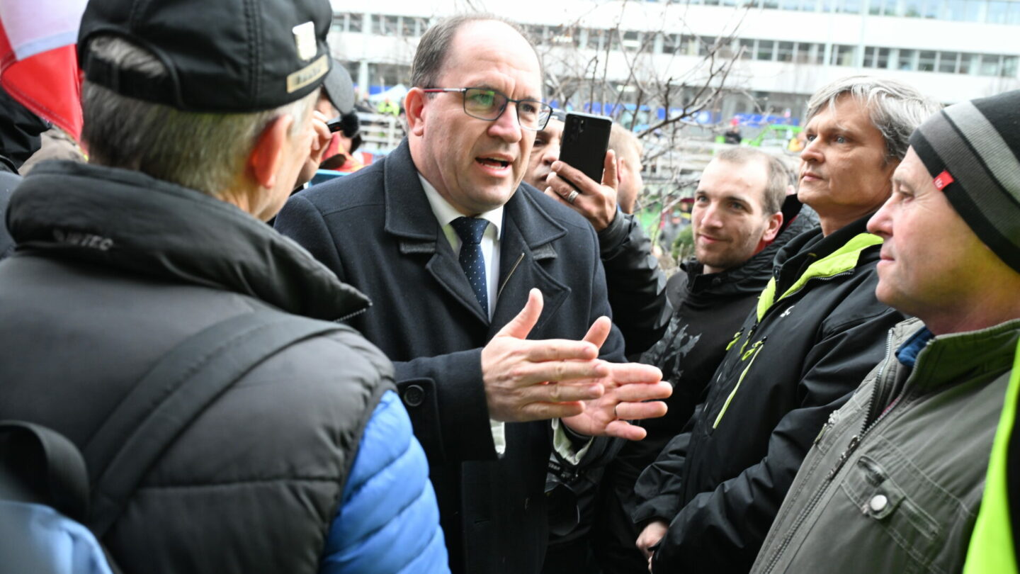 Ministr Marek Výborný a protestující zemědělci