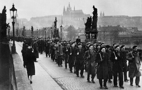 Pochod milicionářů přes Karlův most v únoru roku 1948.