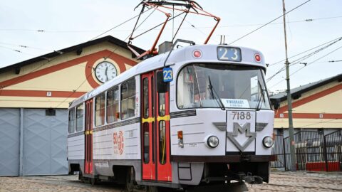 Tramvaj linky č. 23 se na čas převlékla za historický vůz metra.