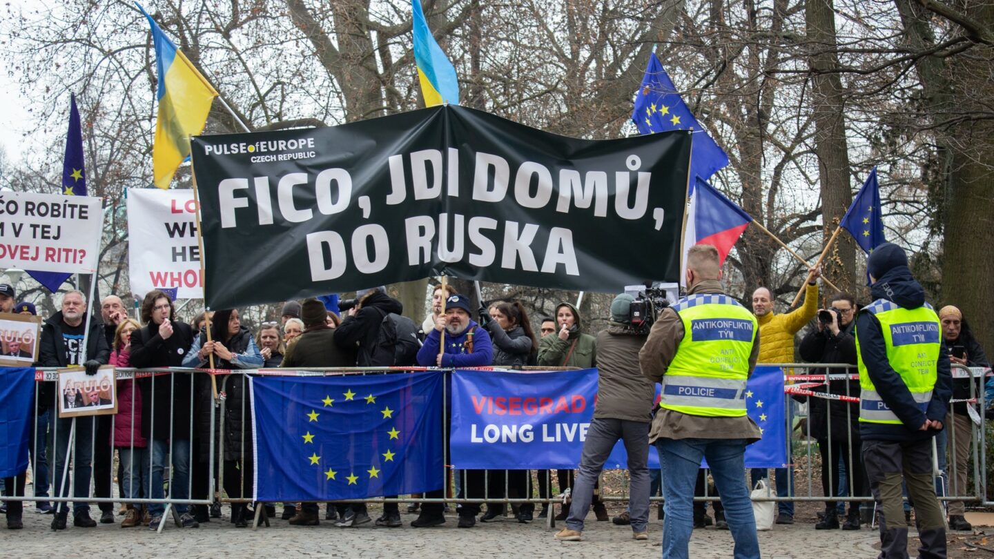 Lidé před Lichtenštejnským palácem v Praze, kde se koná summit předsedů vlád Visegrádské čtyřky (V4), protestují proti slovenskému premiérovi Robertu Ficovi a maďarskému premiérovi Viktoru Orbánovi (2024).