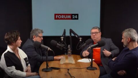 Účastníci debaty podcastu Šikmá plocha: Marie Koldinská, Pavel Šafr, Petr Hlaváček a Otakar Foltýn.