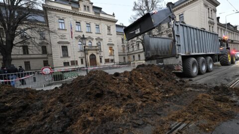 Protestující zemědělci vysypali před úřadem vlády hnůj, zasypali tramvajové koleje, a tím zkomplikovali provoz MHD (7. března 2024).