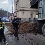 Protestující zemědělci vysypali před úřadem vlády hnůj, zasypali tramvajové koleje, a tím zkomplikovali provoz MHD.