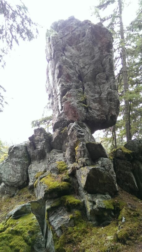 Pivní hrnec, skalní útvar tyčící se nad Vltavou u Františkova na Šumavě. Místo, kde na krále Šumavy číhali členové Sboru národní bezpečnosti.