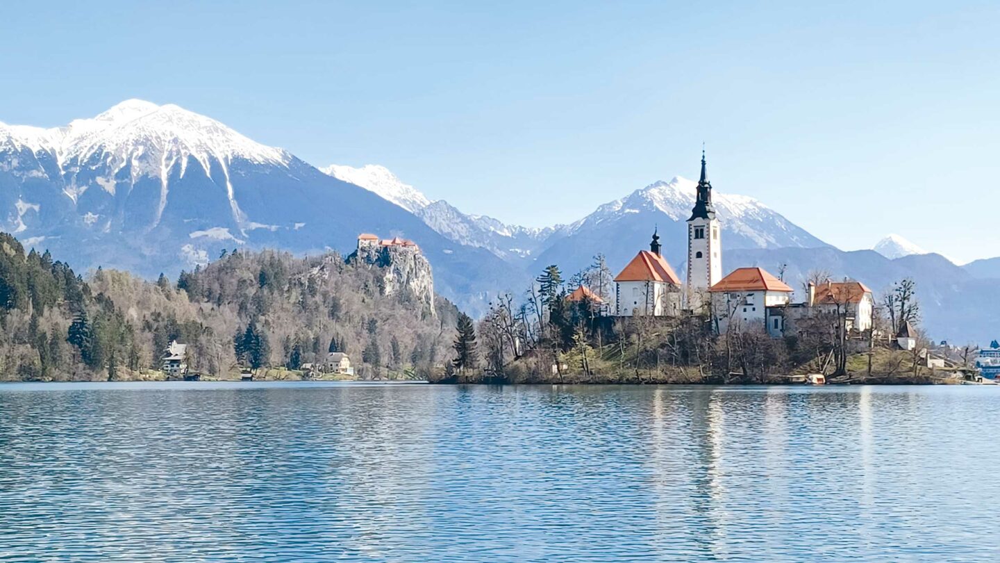 Romantické kulisy Bledu tvoří jezero s kostelem na ostrůvku, hrad vypínající se na skále a vrcholky hor kolem