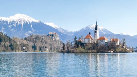 Romantické kulisy Bledu tvoří jezero s kostelem na ostrůvku, hrad vypínající se na skále a vrcholky hor kolem