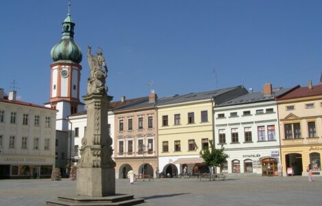 Náměstí Svobody ve Frýdku-Místku, v pozadí kostel svatého Jakuba