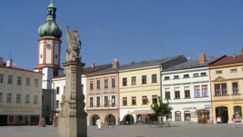 Náměstí Svobody ve Frýdku-Místku, v pozadí kostel svatého Jakuba