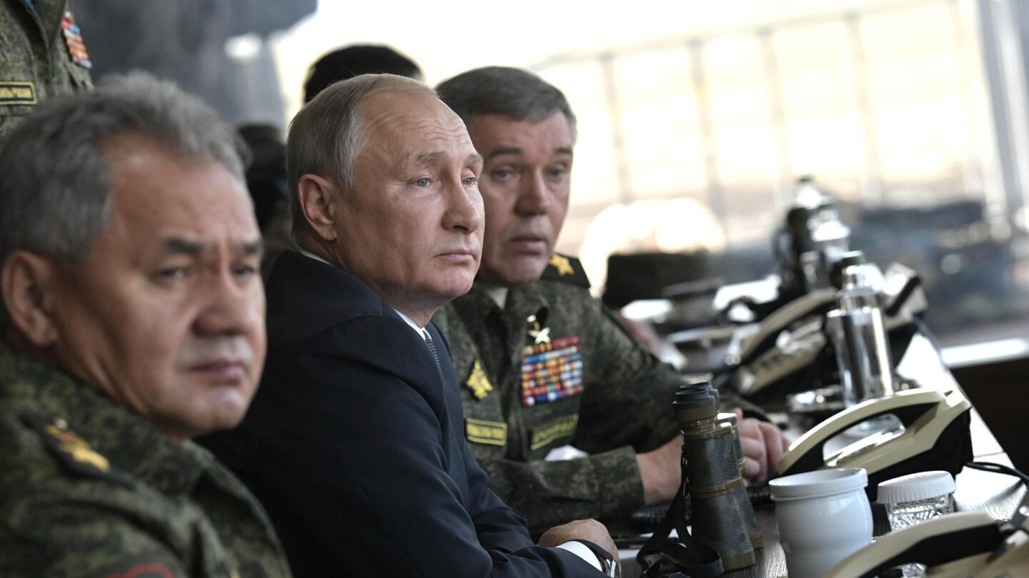 Putin s Sergejem Šojgu a náčelníkem generálního štábu Valerijem Gerasimovem na vojenském cvičení Vostok v roce 2018.