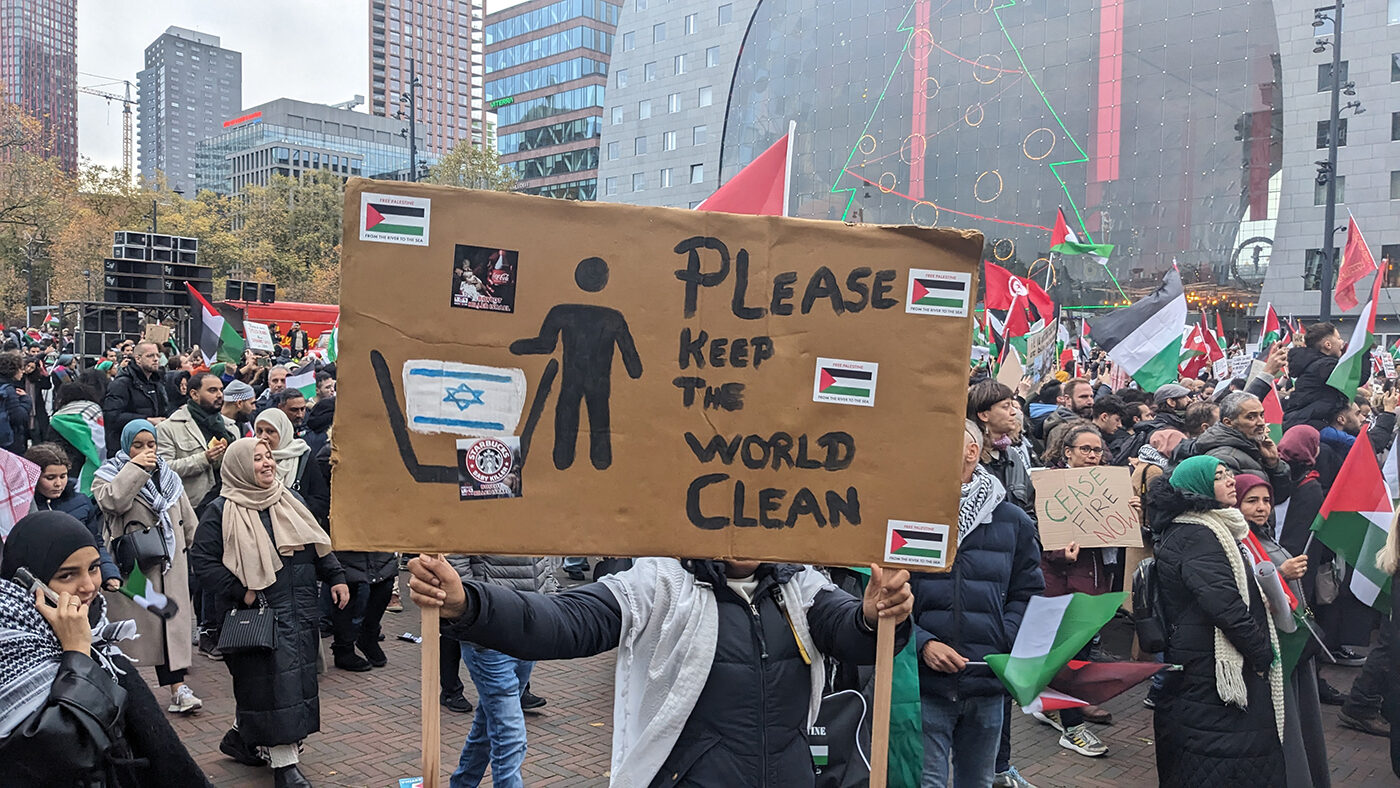 Propalestinská demonstrace v Rotterdamu, pořádaná organizací Rotterdam voor Gaza, listopad 2023