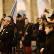 Na Malostranském náměstí se v podvečer sešly desítky lidí na demonstraci s názvem Andrej Babiš představuje pro Českou republiku bezpečnostní riziko. 