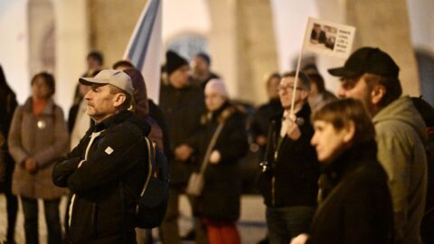 Na Malostranském náměstí se v podvečer sešly desítky lidí na demonstraci s názvem Andrej Babiš představuje pro Českou republiku bezpečnostní riziko. 