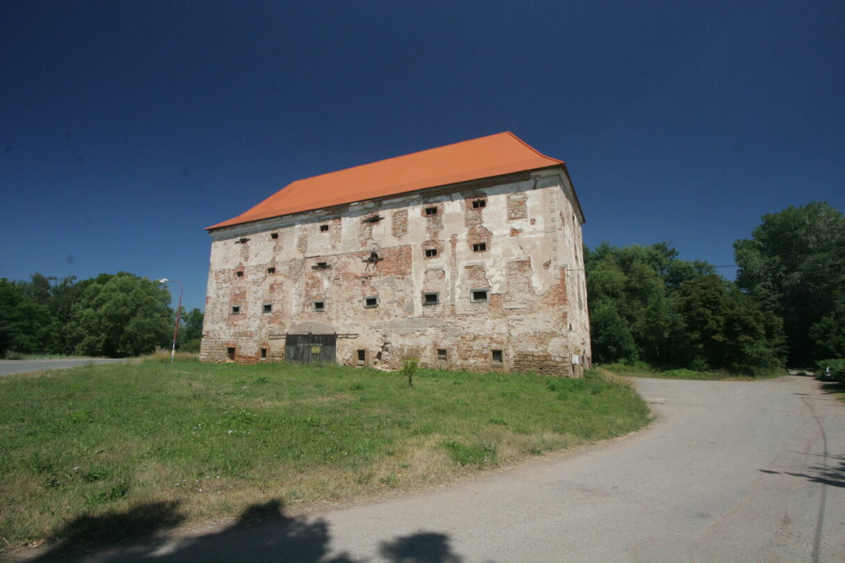 Budova bývalé středověké tvrze Dohalice z druhé poloviny 14. století, v 19. století byla přestavěna na sýpku. 