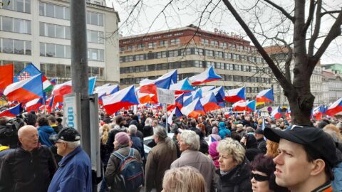 Častými účastníky demonstrací, kde zaznívají dezinformace, jsou důchodci.