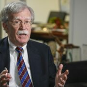 Americký právník, diplomat, poradce republikánů a politický komentátor John Bolton. V letech 2005 až 2006 působil jako velvyslanec Spojených států při OSN a mezi roky 2018 a 2019 jako poradce Spojených států pro národní bezpečnost.