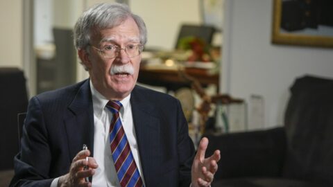 Americký právník, diplomat, poradce republikánů a politický komentátor John Bolton. V letech 2005 až 2006 působil jako velvyslanec Spojených států při OSN a mezi roky 2018 a 2019 jako poradce Spojených států pro národní bezpečnost.