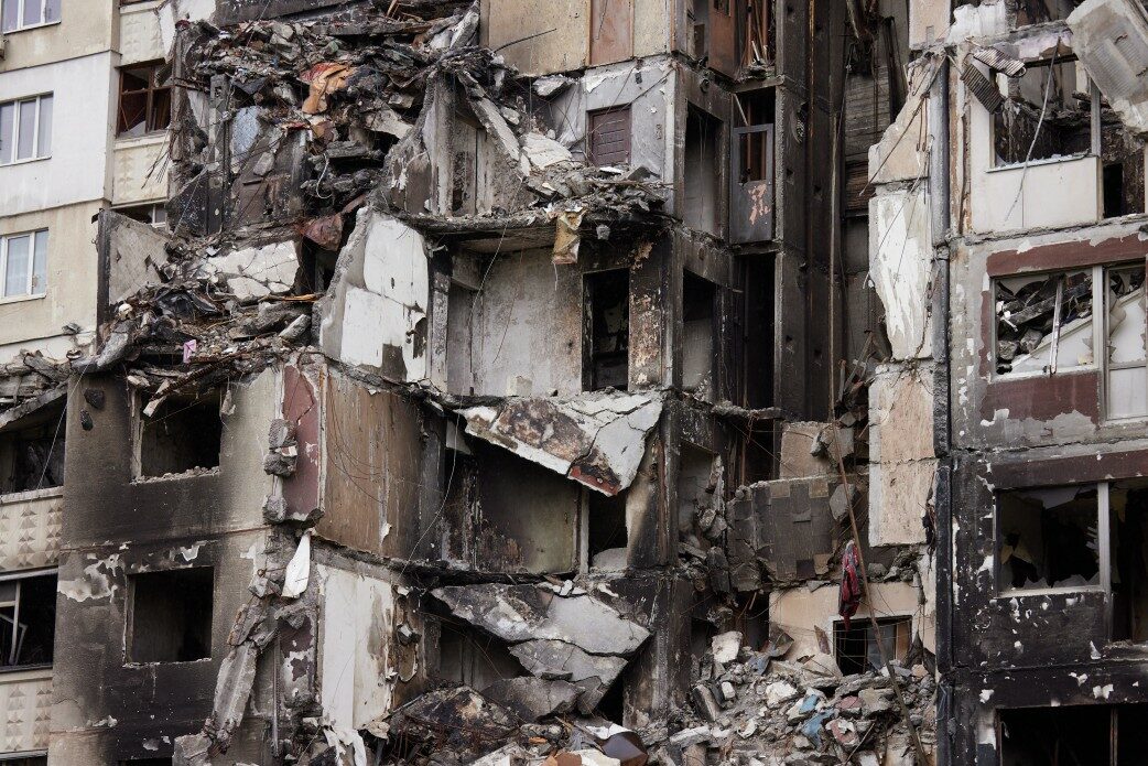 Zničená obytná budova v Charkově.
