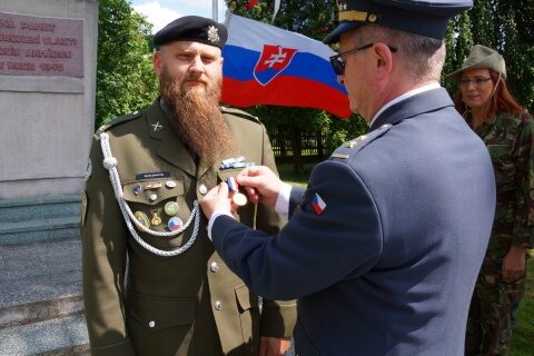 Proruský spolek „Českoslovenští vojáci v záloze proti válce plánované vedením NATO“ Martina Zapletala (vlevo) za jeho „odvážný“ skutek vyznamenal. Soud má jiný názor.