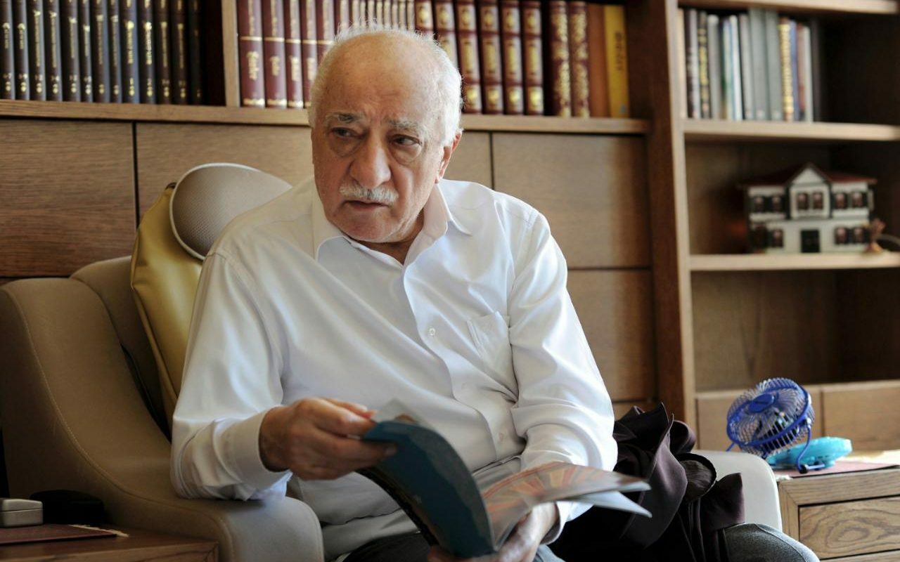 Pětasedmdesátiletý islámský duchovní Fethullah Gülen obviněný ze snahy svrhnout tureckou vládu.