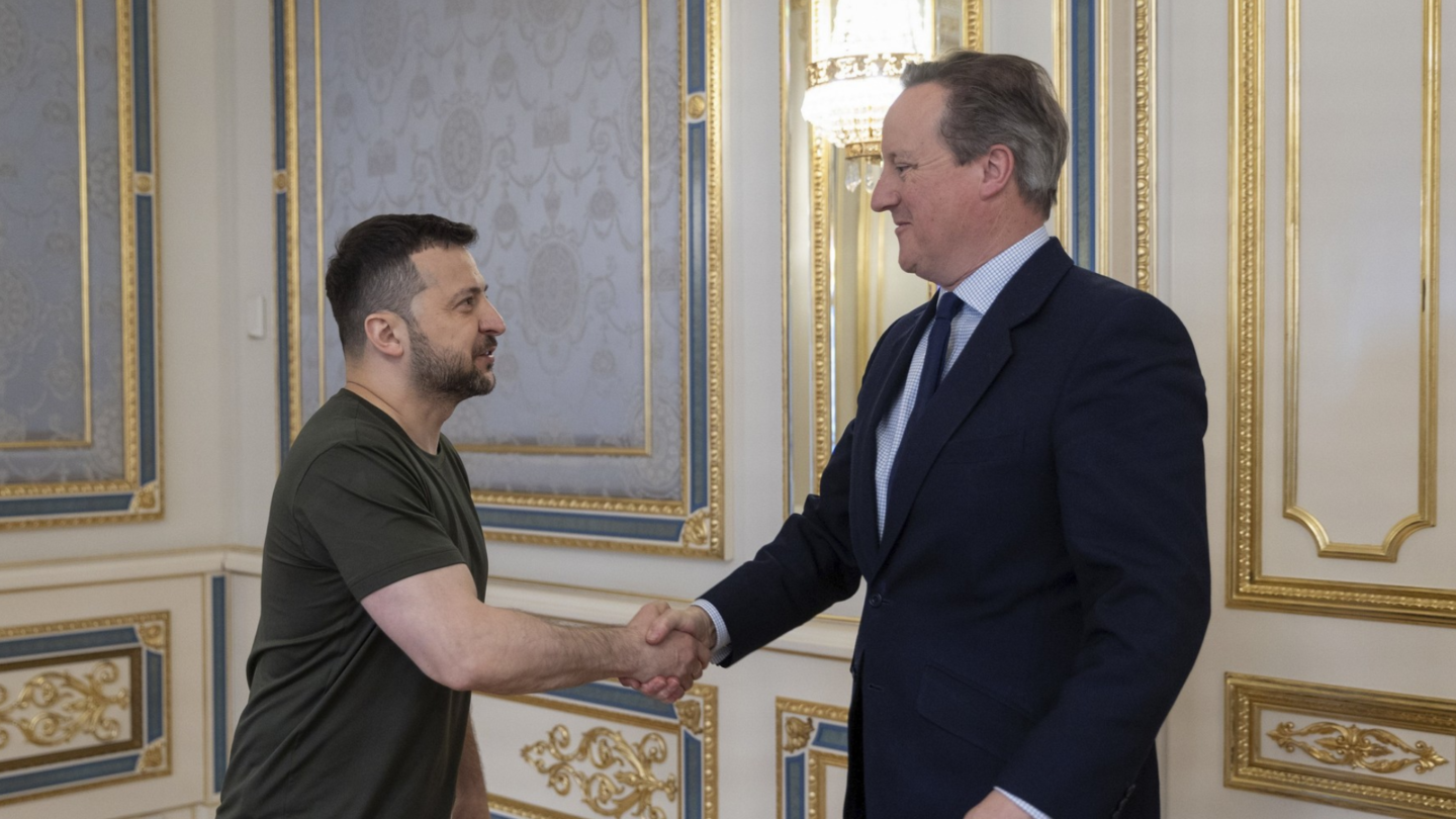 Ukrajinský prezident Volodymyr Zelenskyj a britský ministr zahraničí David Cameron