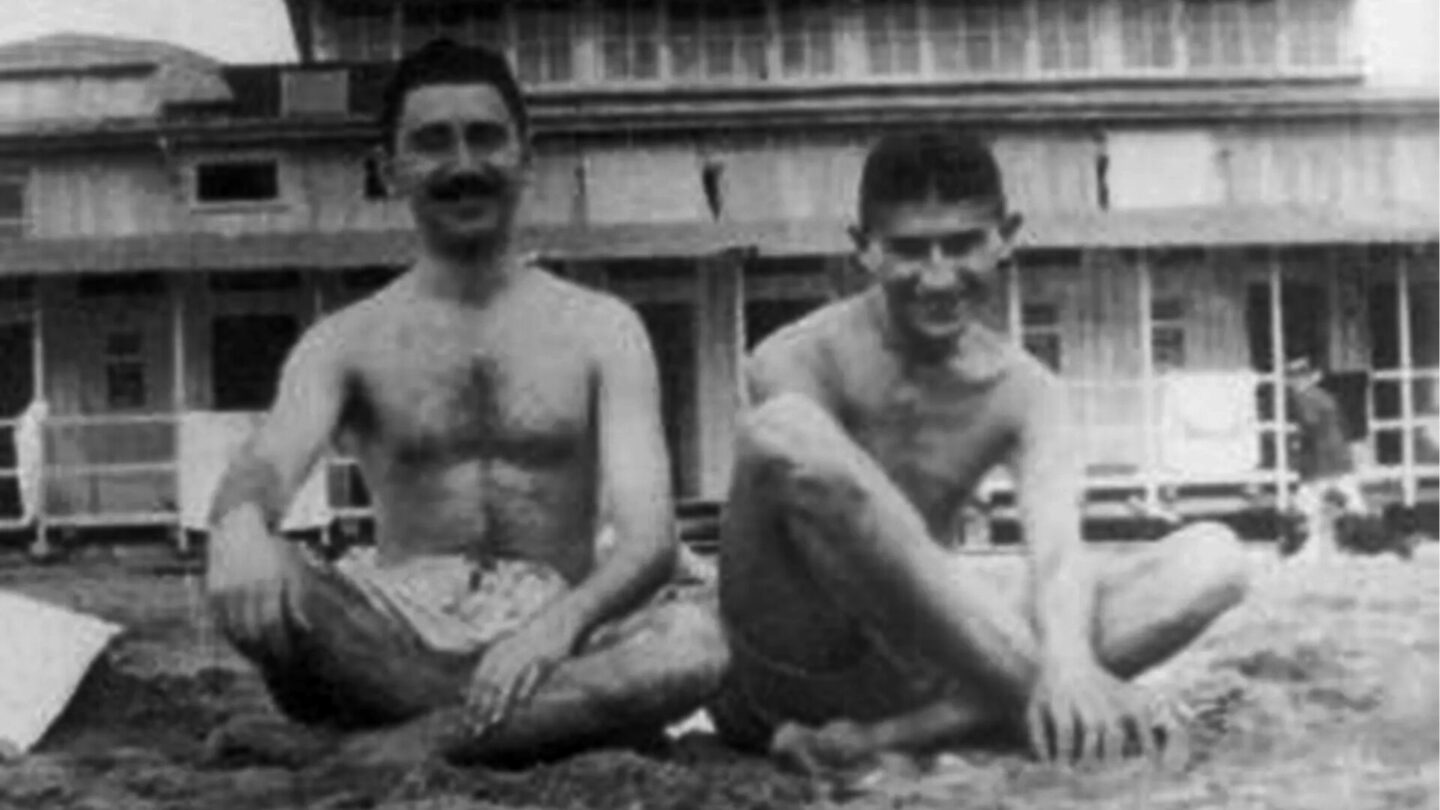 Max Brod a Franz Kafka na pláži v roce 1907. Fotografie mluví za vše: Brod, přes své fyzické postižení vzpřímený, zářící sebevědomím. Kafka sice usměvavý, přesto trochu shrbený a k Brodovi lehce natočený bokem.  