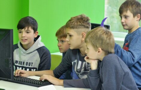 Děti u počítače během vyučování (ilustrační foto)