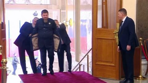 Ramzan Kadyrov přichází na inauguraci Vladimira Putina.