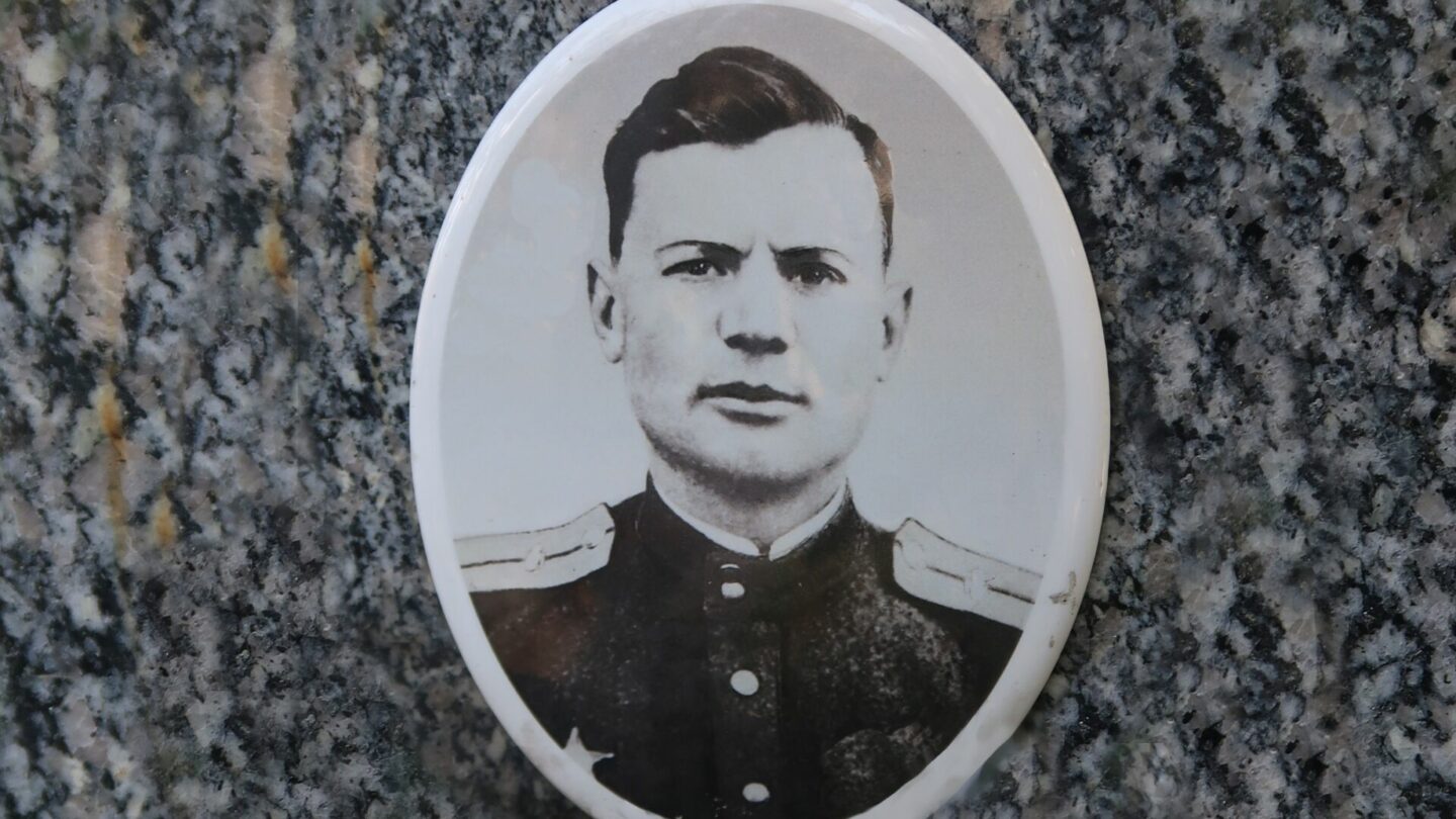 Ivan Hončarenko na snímku z jeho hrobu v Praze na Olšanech.