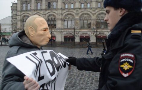 Demonstrant v Moskvě - svobodná mysl v Rusku naráží na režimní aparát 