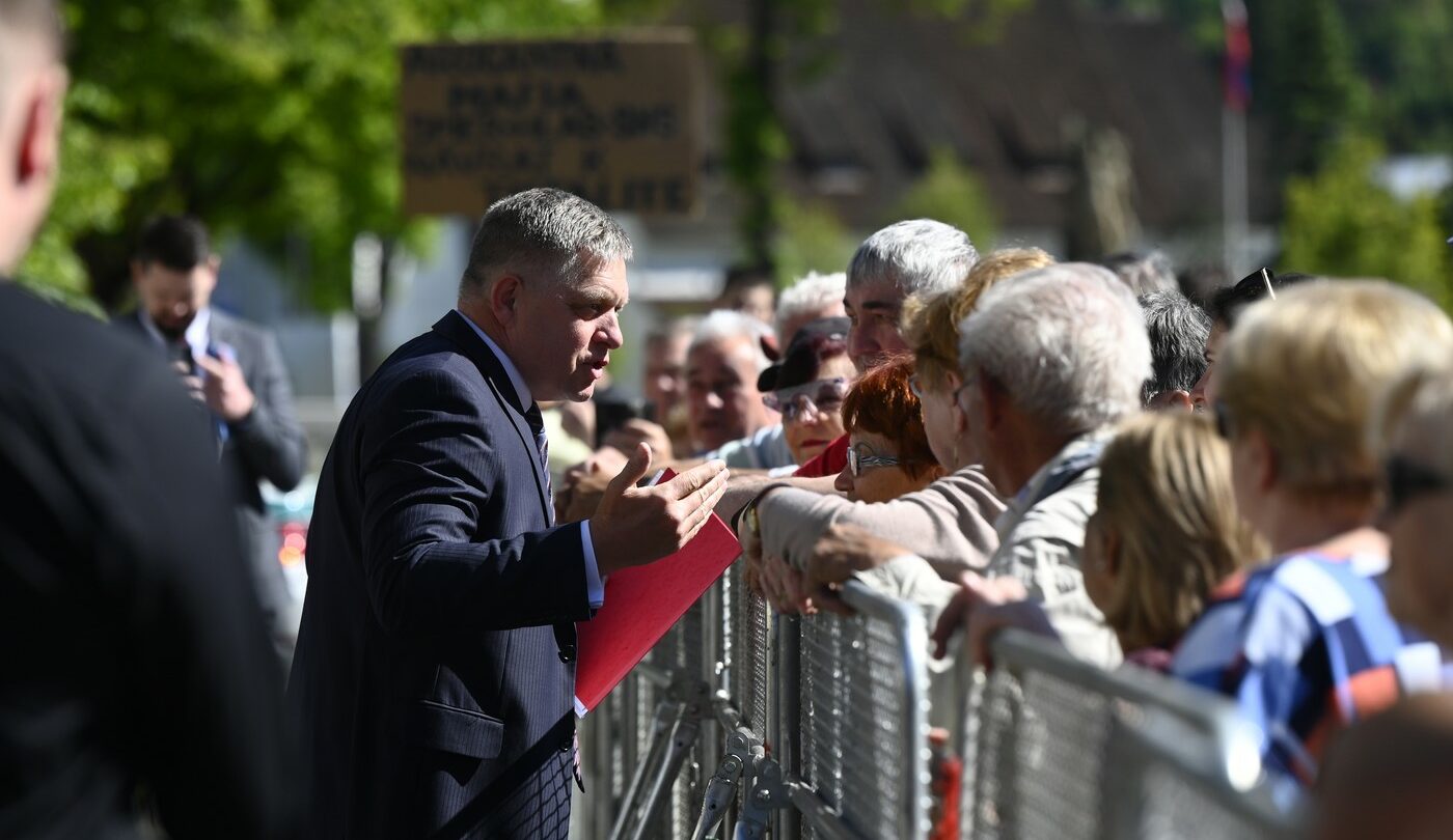 Robert Fico před jednáním vlády ve městě Handlová.