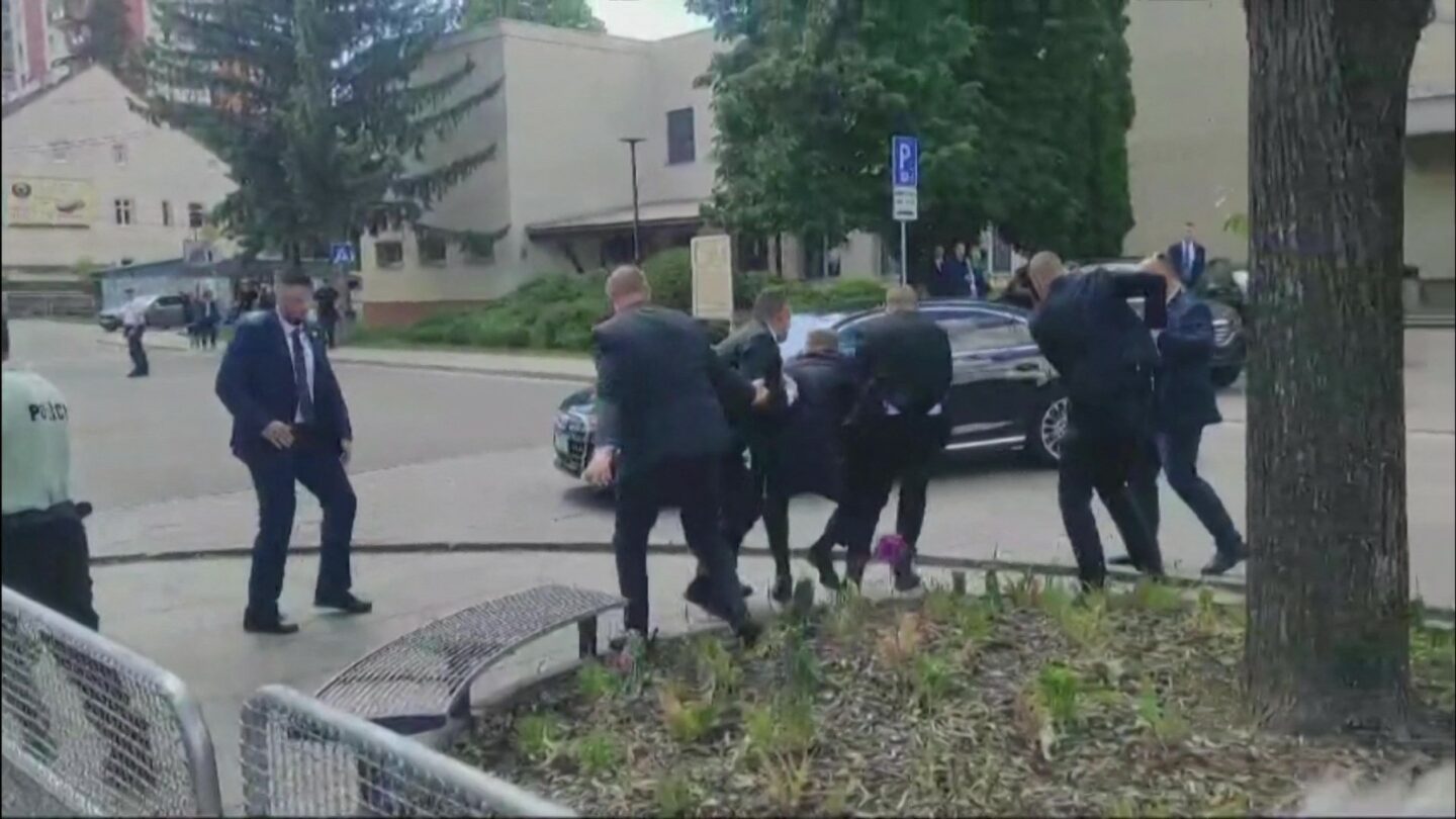 Slovenský premiér Robert Fico byl postřelen, když po výjezdním zasedání slovenského kabinetu ve městě Handlová vyšel na náměstí mezi občany. 