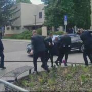 Slovenský premiér Robert Fico byl postřelen, když po výjezdním zasedání slovenského kabinetu ve městě Handlová vyšel na náměstí mezi občany. 