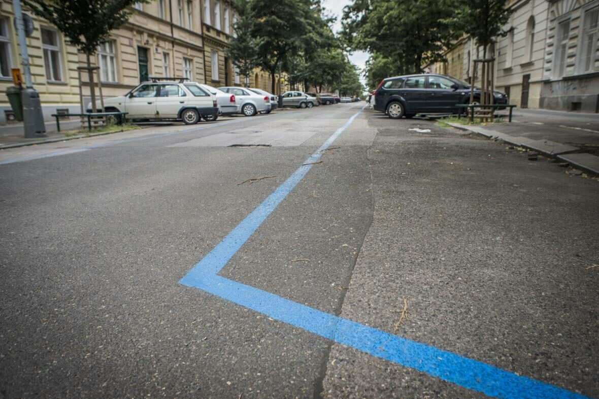 Na mnoha místech v Praze byly nově zřízeny zóny placeného stání i v místech, kde nikdo nebydlí nebo tam parkující auta nikomu nepřekážela.