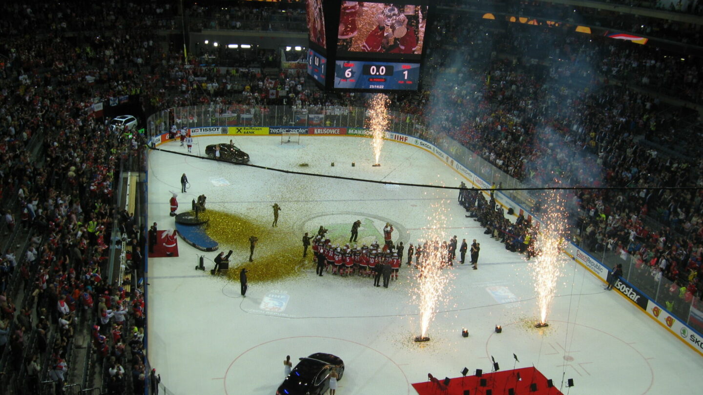 Finále MS v hokeji 2015 v Praze. Rusové po porážce 6:1 od Kanady utíkají nesportovně z ledu.