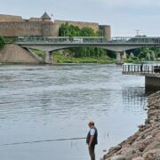 Řeka Narva oddělující estonské město Narva a ruský Ivangorod (ilustrační foto)