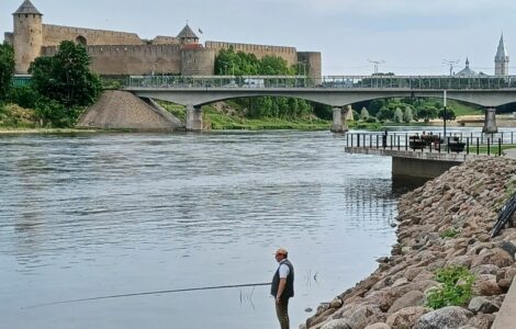 Řeka Narva oddělující estonské město Narva a ruský Ivangorod, ilustrační foto