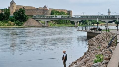 Řeka Narva oddělující estonské město Narva a ruský Ivangorod, ilustrační foto