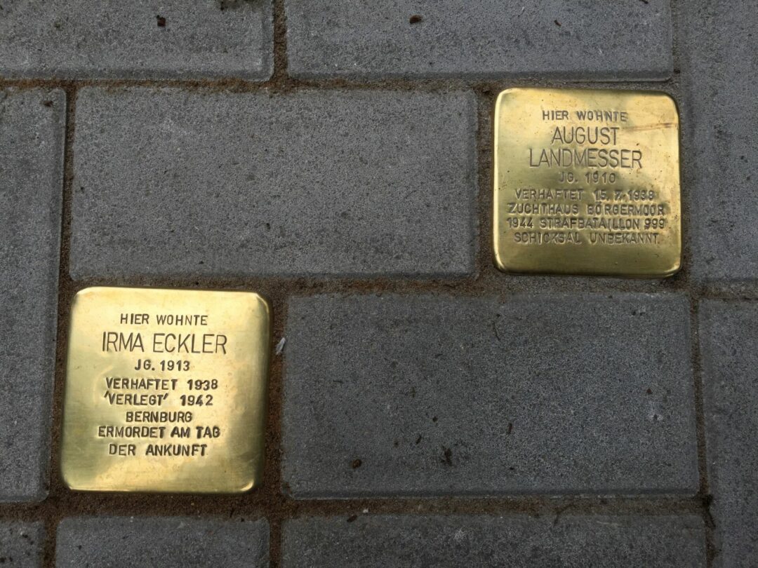 Kameny zmizelých (takzvané Stolpersteine) věnované památce Augusta Landmessera a jeho životní lásky Irmy Ecklerové. Před jejich dům byly položeny v roce 2018. 