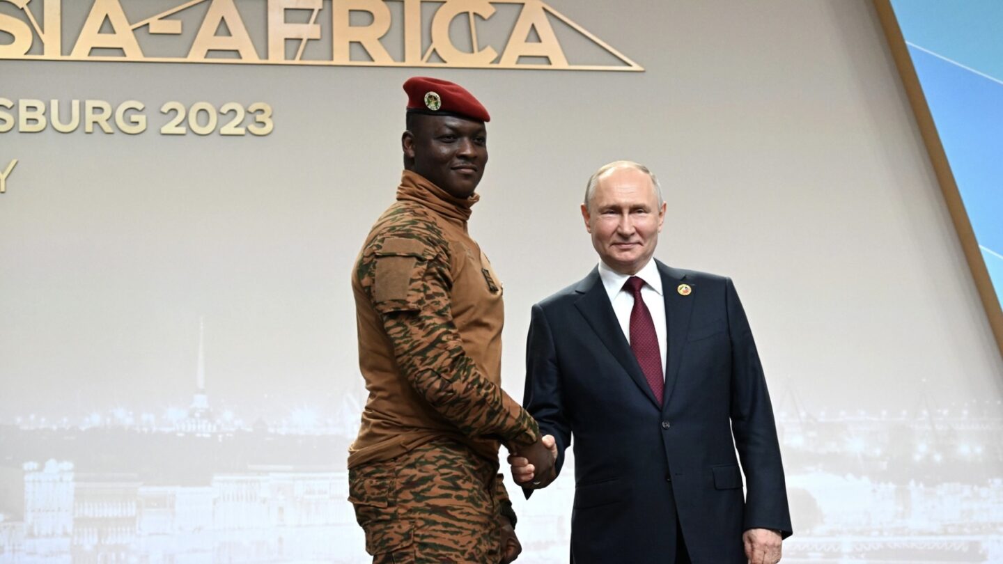 Vladimir Putin během Summitu Rusko-Afrika s burkinafaským vojenským důstojníkem Ibrahimem Traorém. Ten je od státního převratu v září 2022 prozatímním prezidentem Burkiny Faso. Ve svých 34 letech se stal nejmladším prezidentem na světě.