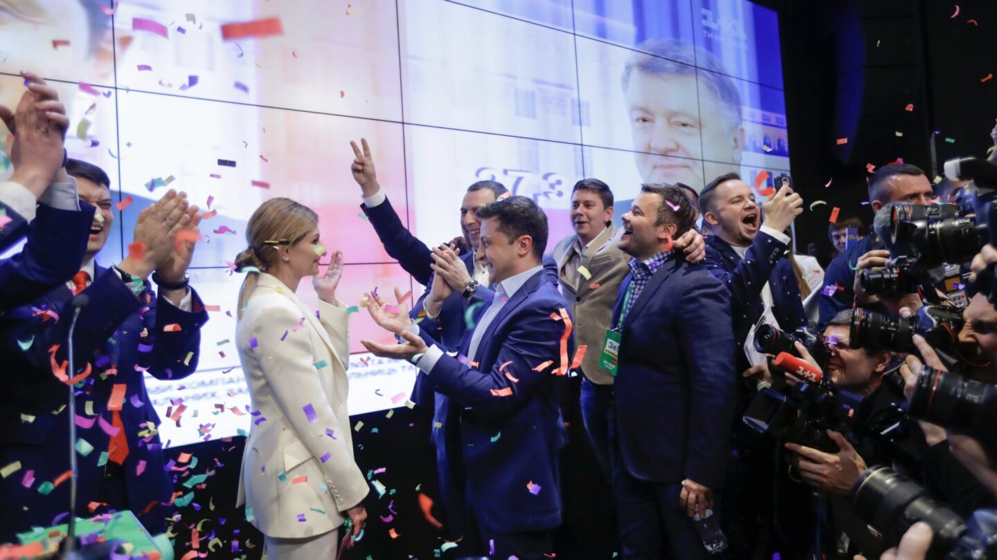 Volodymyr Zelenskyj a jeho manželka Olena Zelenská po vítězství v druhém kole prezidentských voleb v Kyjevě 21. dubna 2019. 