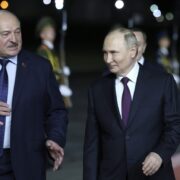 Ruský prezident Vladimir Putin se svým běloruským protějškem Alexandrem Lukašenkem po příletu do Minska 24. května 2024.