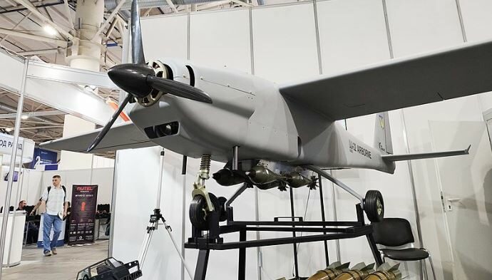 Ukrajinský dron UJ-22 AIRBORNE s akčním radiem 800 kilometrů. Ve vzduchu vydrží sedm hodin.