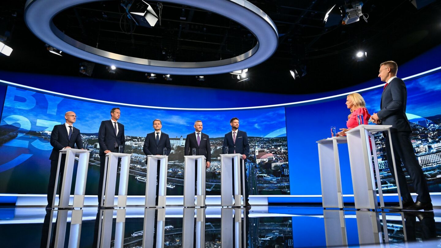 Diskuzní pořad k výsledkům předčasných slovenských parlamentních voleb na TV Markíza. Modeátoři Michal Kovačič a Zlatica Švajdová Puškárová, 1. října 2023.