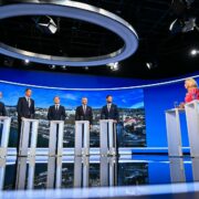 Diskuzní pořad k výsledkům předčasných slovenských parlamentních voleb na TV Markíza. Modeátoři Michal Kovačič a Zlatica Švajdová Puškárová, 1. října 2023.