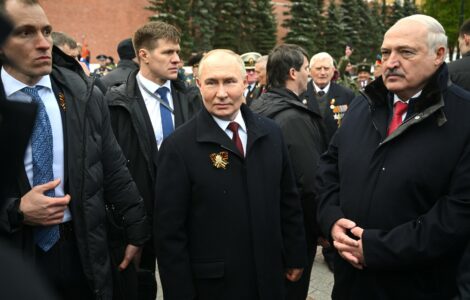 Ruský prezident Vladimir Putin během oslav Dne vítězství. Během vojenské přehlídky na sobě údajně měl neprůstřelnou vestu.