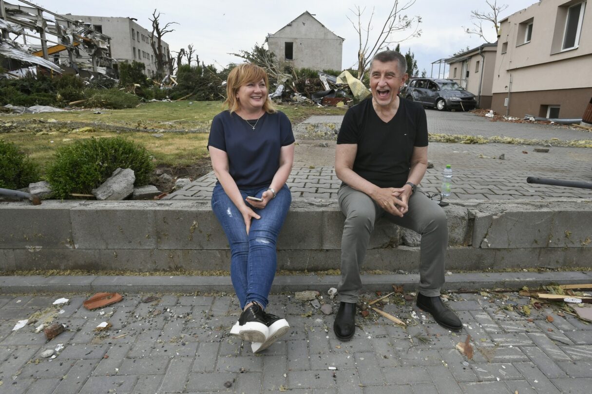 Tehdejší premiér Andrej Babiš a někdejší ministryně financí Alena Schillerová (oba ANO) přijeli 25. června 2021 do obce Lužice na Hodonínsku, přes kterou se předchozí den přehnala silná bouře.