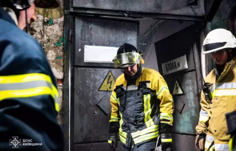 Hasiči ve zničené Tripolské tepelné elektrárně u Kyjeva.
