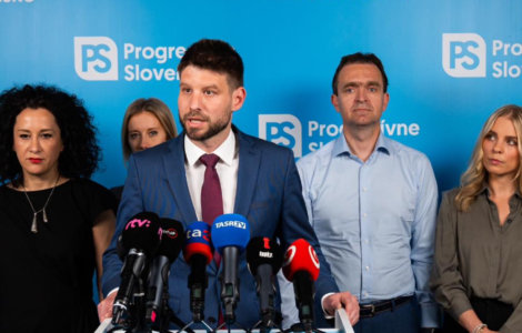 Předseda Progresivního Slovenska Michal Šimečka na tiskové konferenci strany.