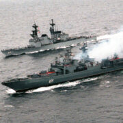 Ruský torpédoborec třídy Udaloj na společném cvičení s americkou lodí USS  O´Bannon.